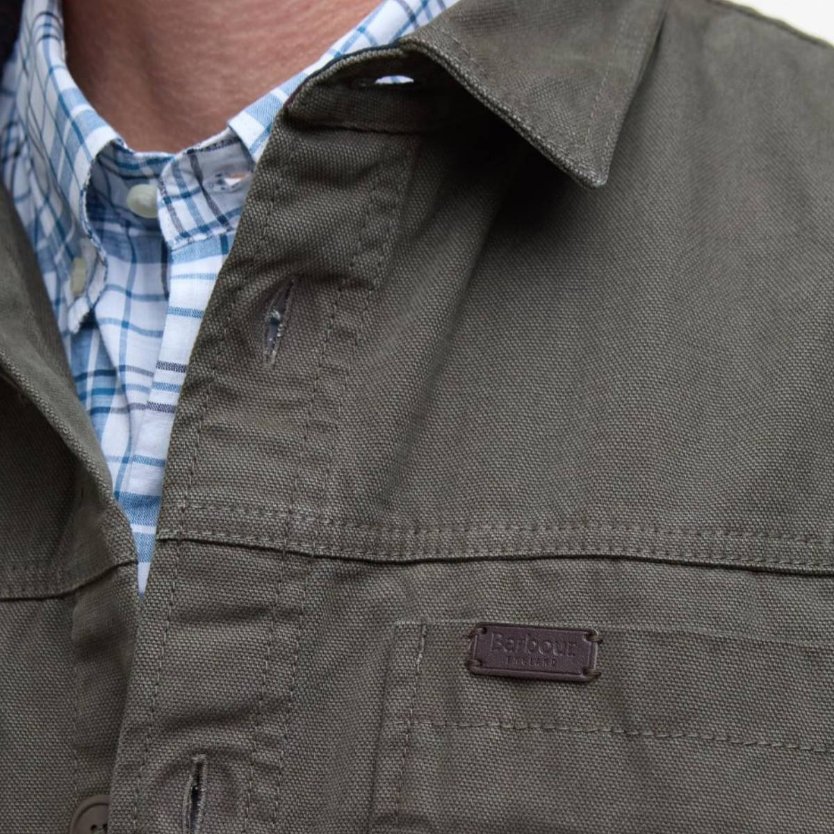 Barbour Lingfield Canvas Overshirt Fern is perfect voor de moderne man die zowel stijl als veelzijdigheid waardeert.