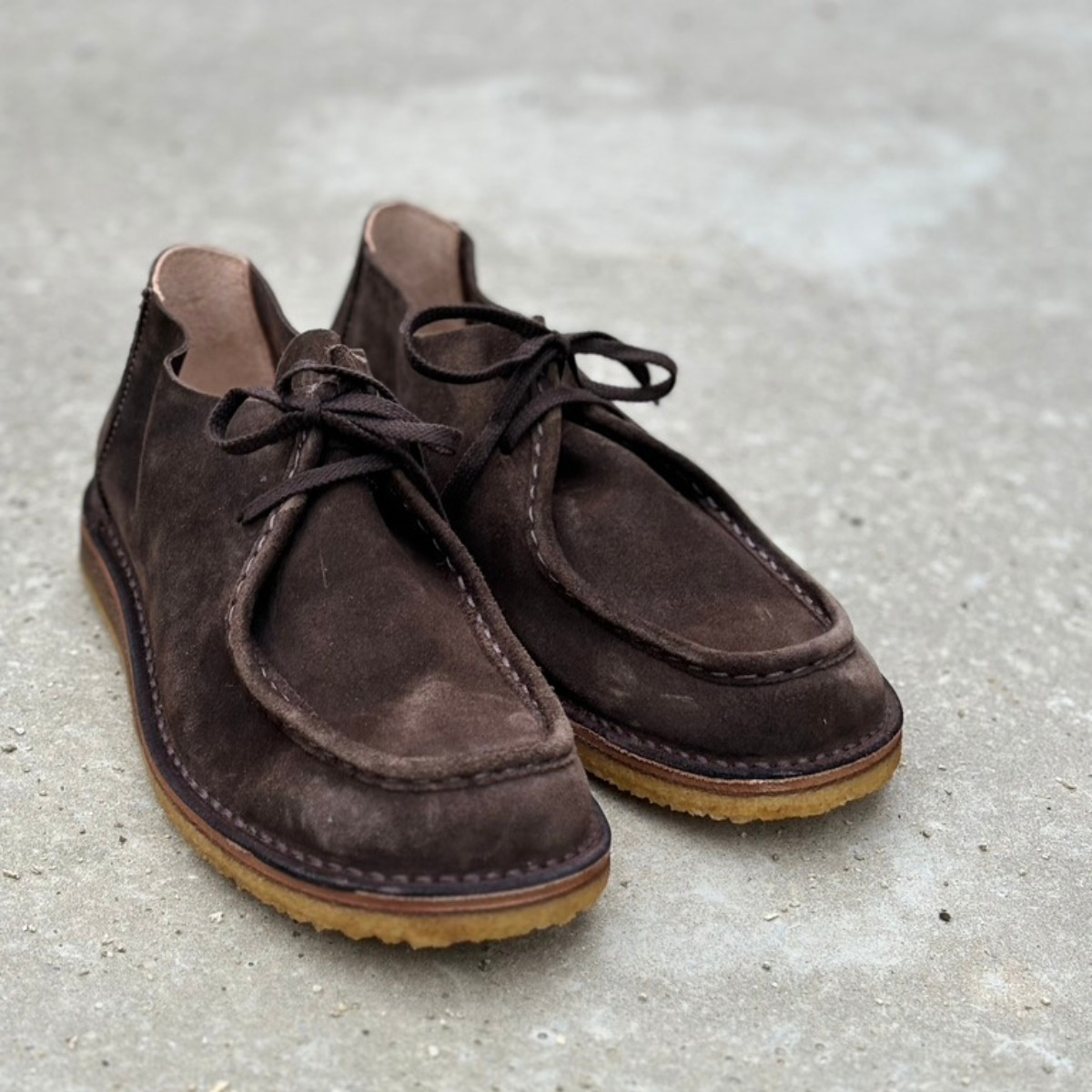 Astorflex Beenflex Moccasin Boot Dark Chestnut, een model draagt de schoenen