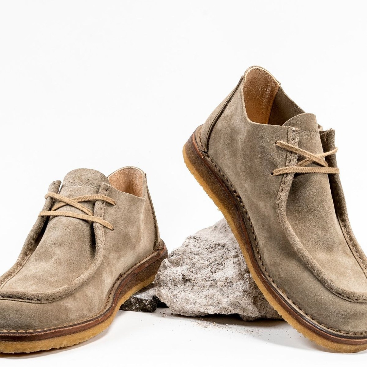 Astorflex Beenflex Moccasin Boot Stone, een tijdloze klassieker en een must-have voor moderne schoenenliefhebbers