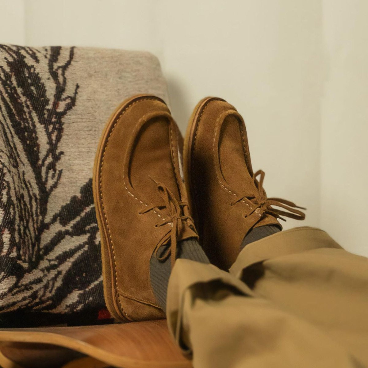 Astorflex Beenflex Moccasin Boot Whiskey, een model draagt de schoenen