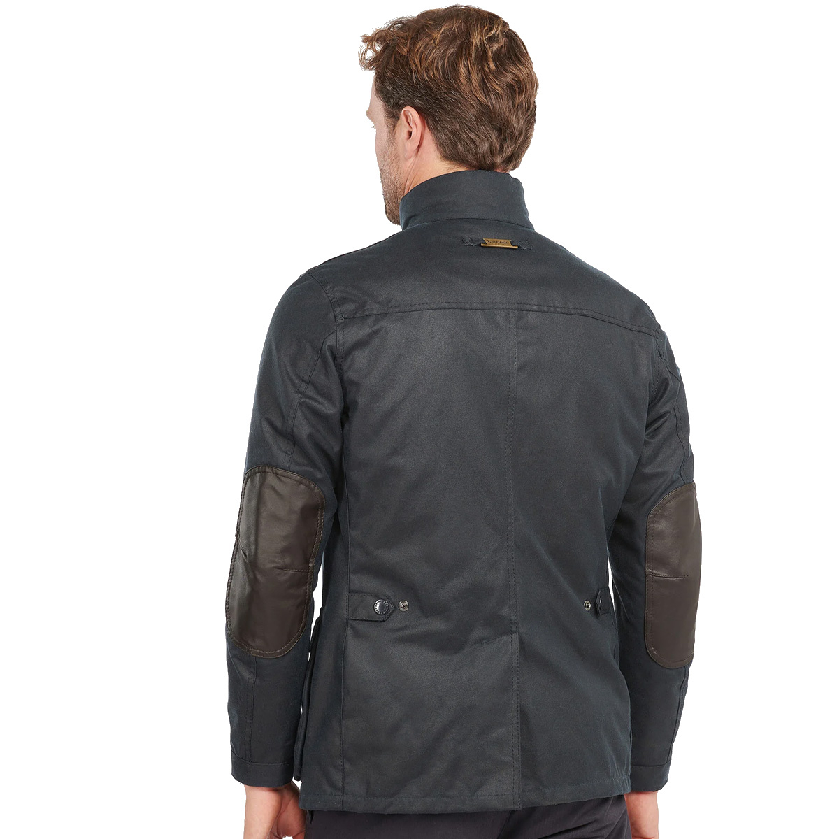 Barbour Ogston Wax Jacket Navy, die modern design combineert met Britse traditie.