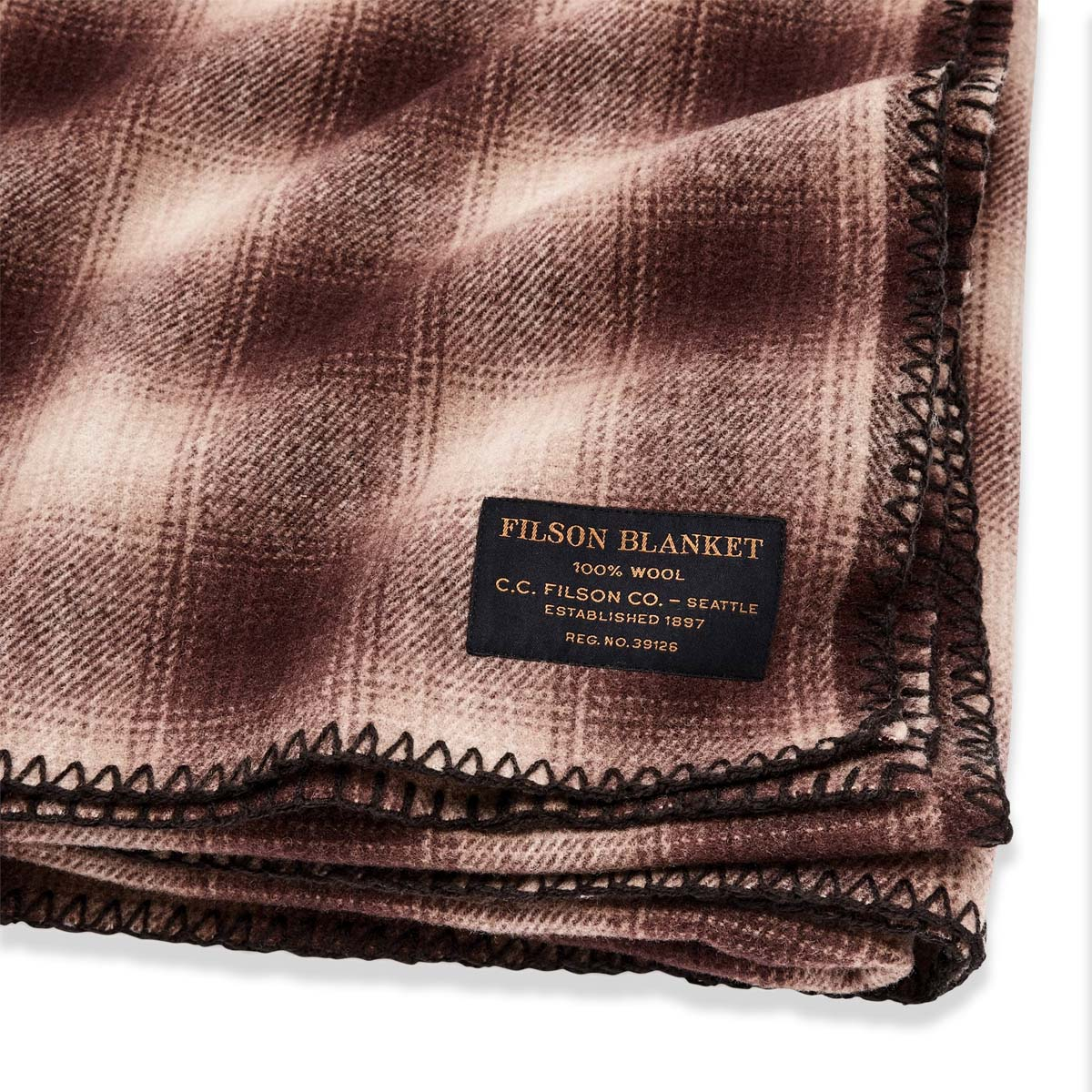 Filson Mackinaw Wool Blanket Brown/Tan Ombre, een warme, waterafstotende deken van scheerwol voor outdoor- of binnenshuis gebruik