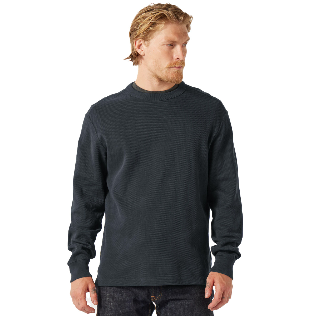 Filson Waffle Knit Thermal Crew Navy, gestyled op model voor maat