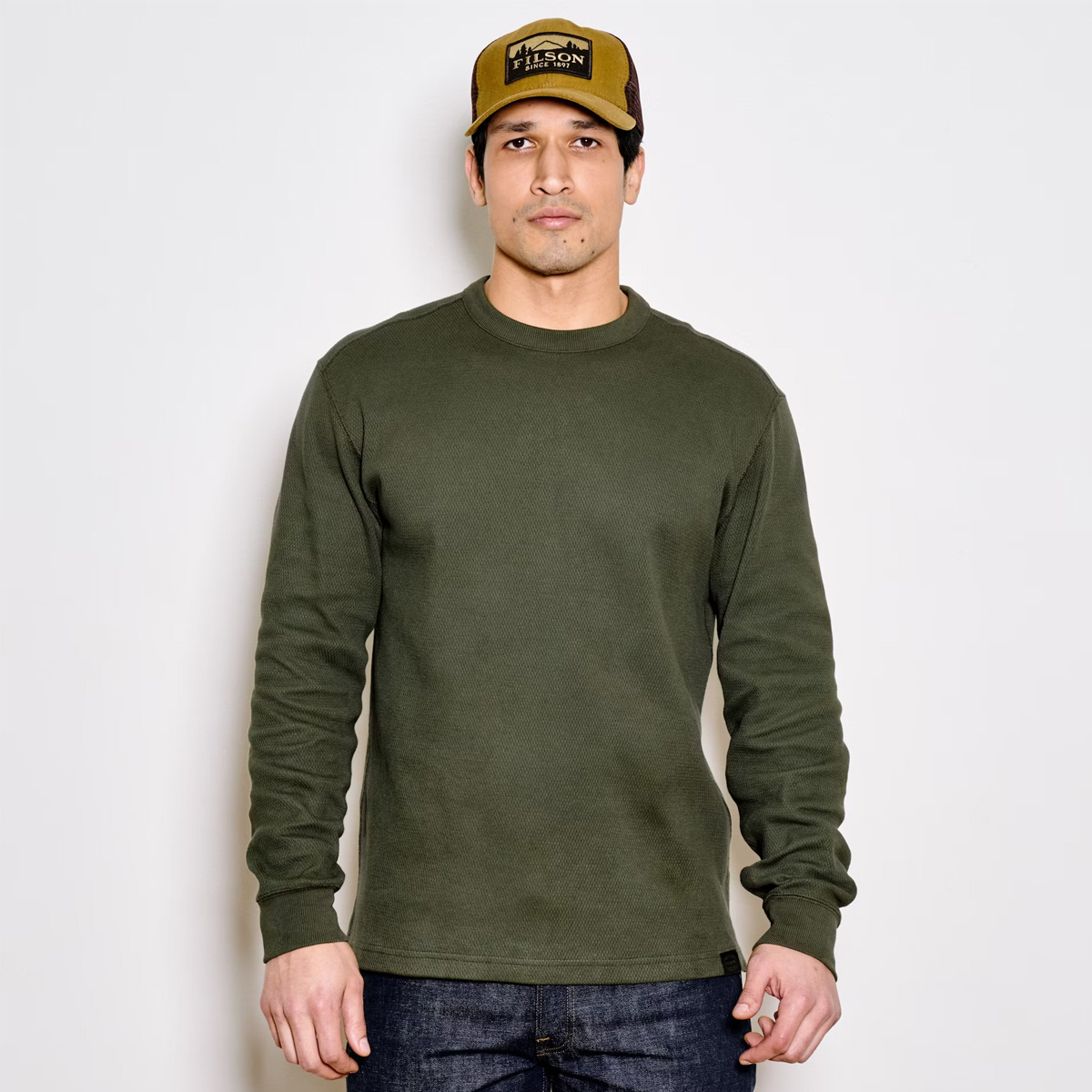 Filson Waffle Knit Thermal Crew Mossy Rock, gestyled op model voor maat