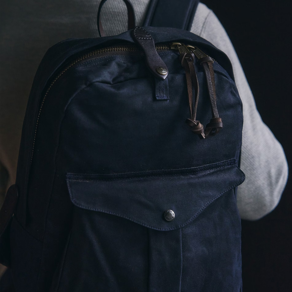 Filson Journeyman Backpack Navy, waterdichte rugzak die tientallen jaren meegaat, in elk klimaat