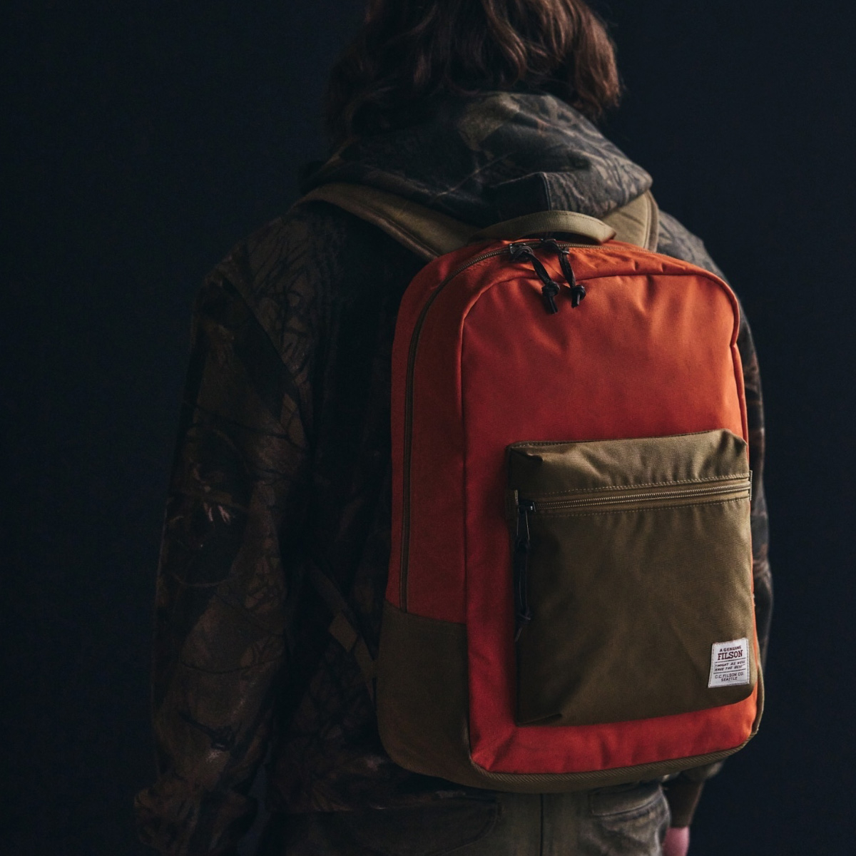 Filson Surveyor 25L Backpack Dark Tan/Flame, duurzame en veelzijdige rugzak die bestand is tegen intensief gebruik