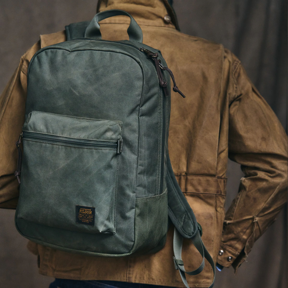 Filson Surveyor 25L Backpack Service Green, op de rug gedragen