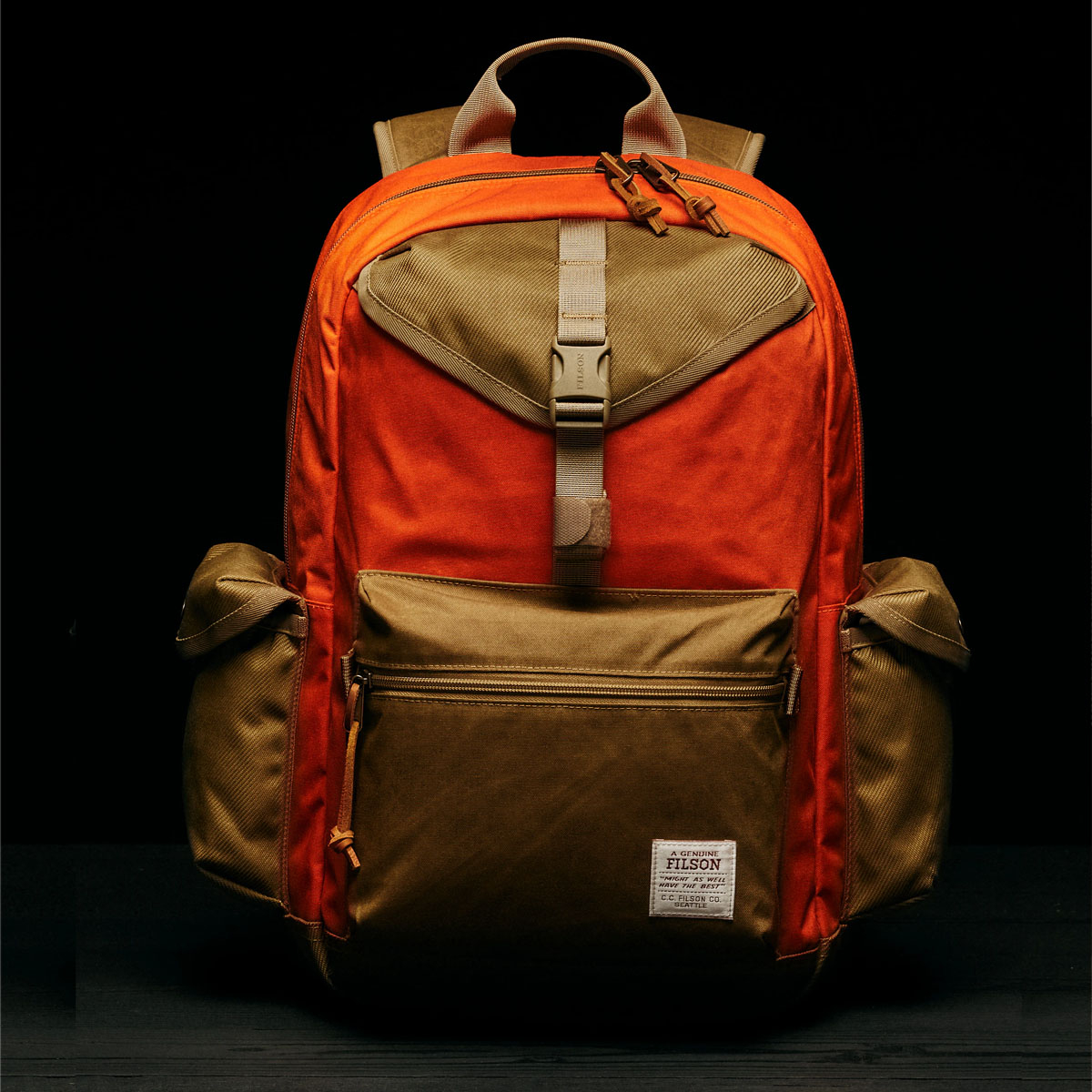 Filson Surveyor 36L Backpack Dark Tan/Flame, duurzame en veelzijdige rugzak die bestand is tegen intensief gebruik