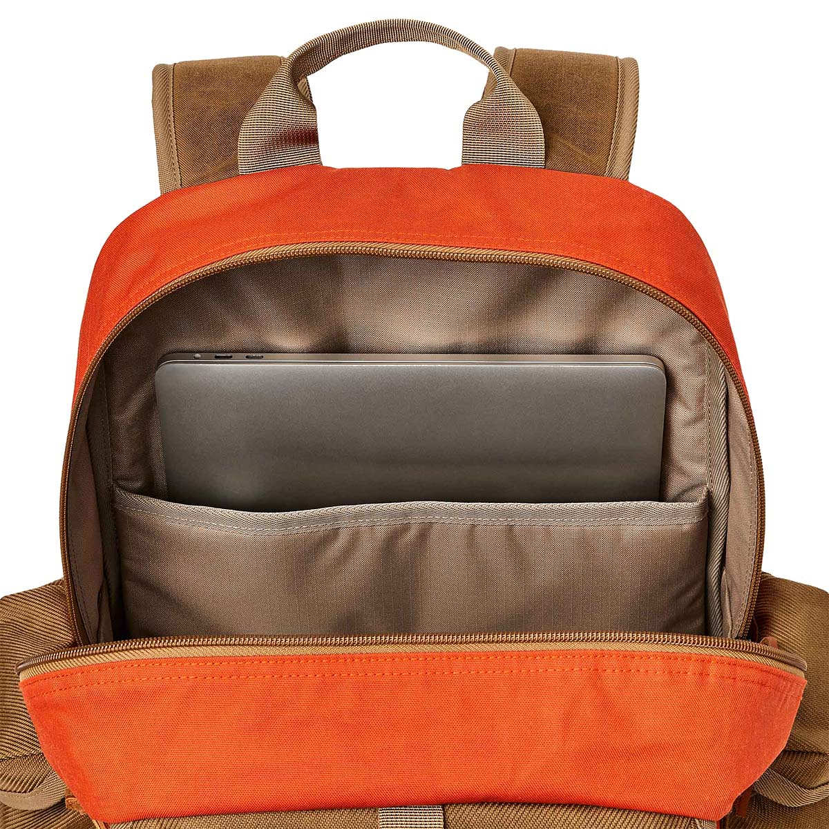 Filson Surveyor 36L Backpack Dark Tan/Flame, voorzien van een gewatteerd laptopvak