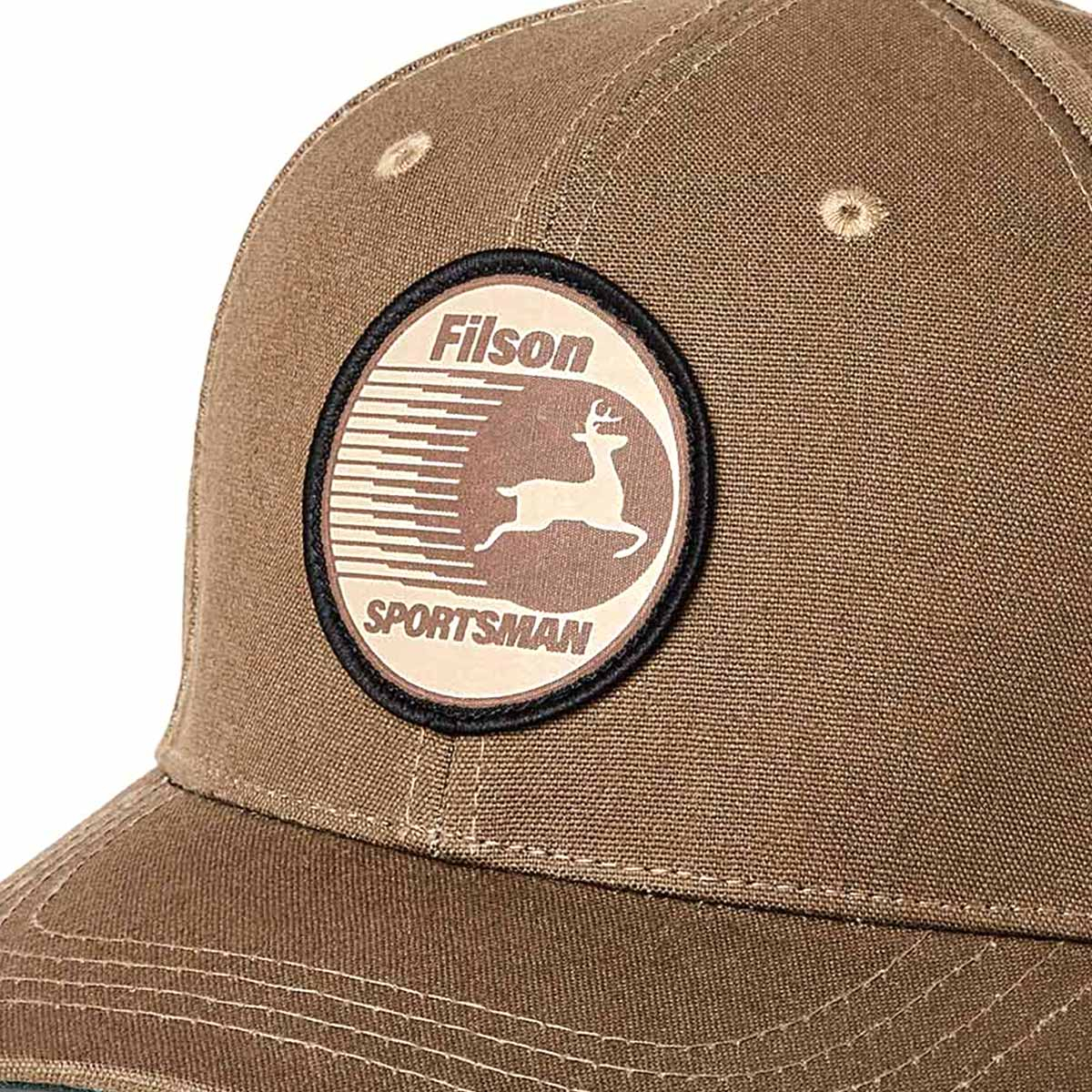 Filson Dry Tin Logger Cap Marsh Olive/Sportsman, een klassieke trucker-stijl pet gemaakt van stevig canvas Tin Cloth