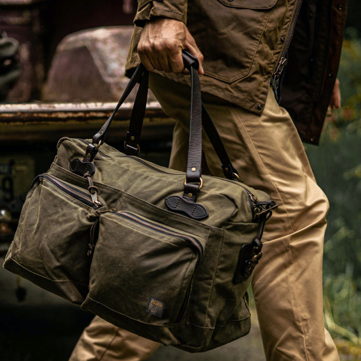 Filson 48-Hour Tin Cloth Duffle Bag Otter Green, is uitermate geschikt voor een weekendje weg of een zaken reis