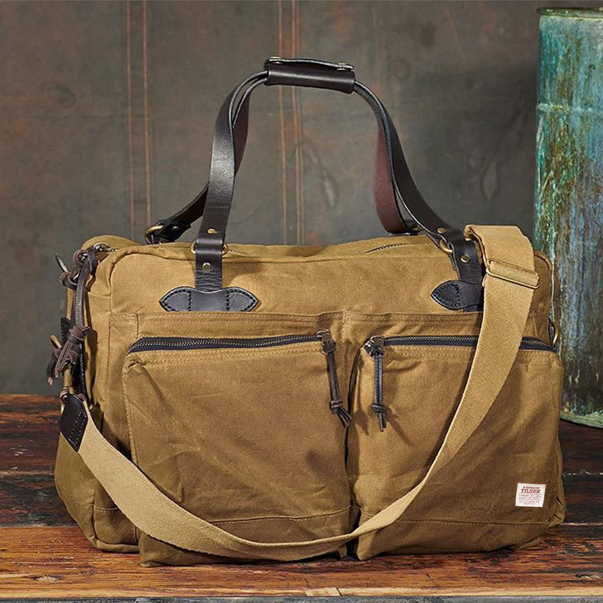 Filson 48-Hour Tin Cloth Duffle Bag Dark Tan, is uitermate geschikt voor een weekendje weg of een zaken reis