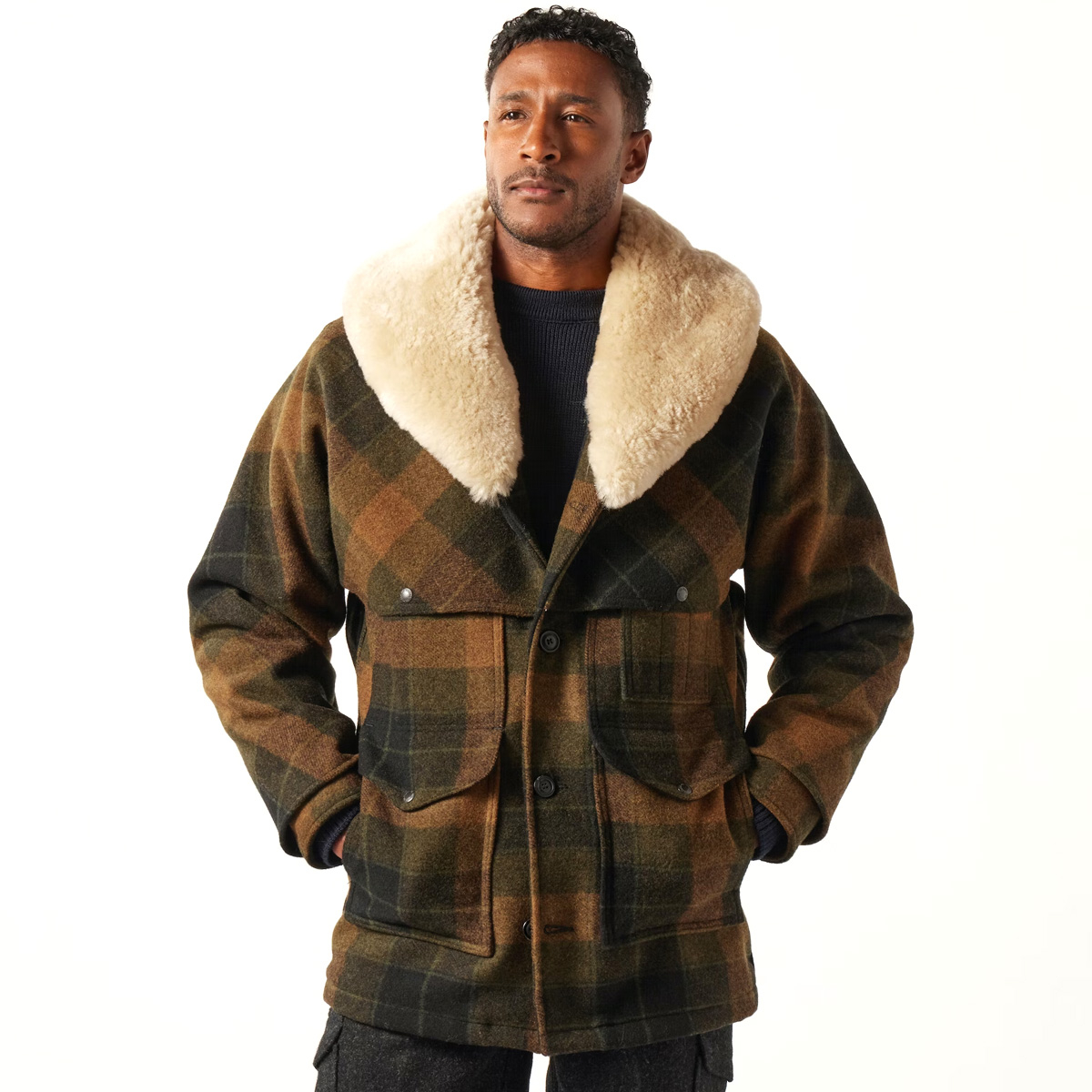 Filson Lined Mackinaw Wool Packer Coat Loden Heather Plaid, Gestileerd op model voor maatvoering