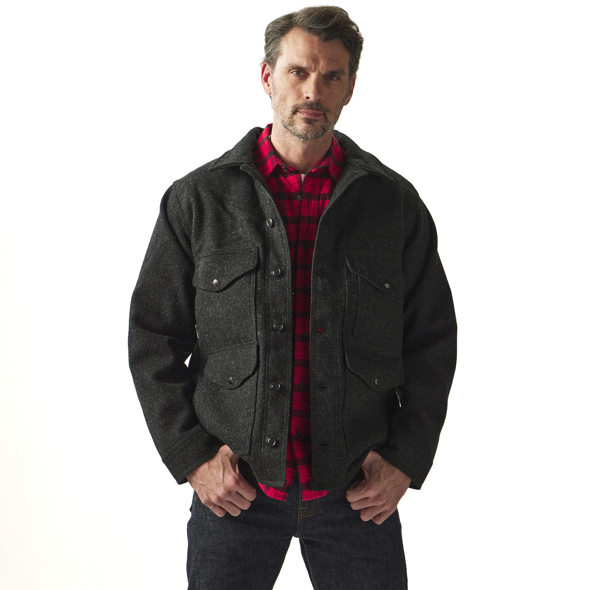 Filson Mackinaw Wool Cruiser Jacket Charcoal, gestyled op model voor maat