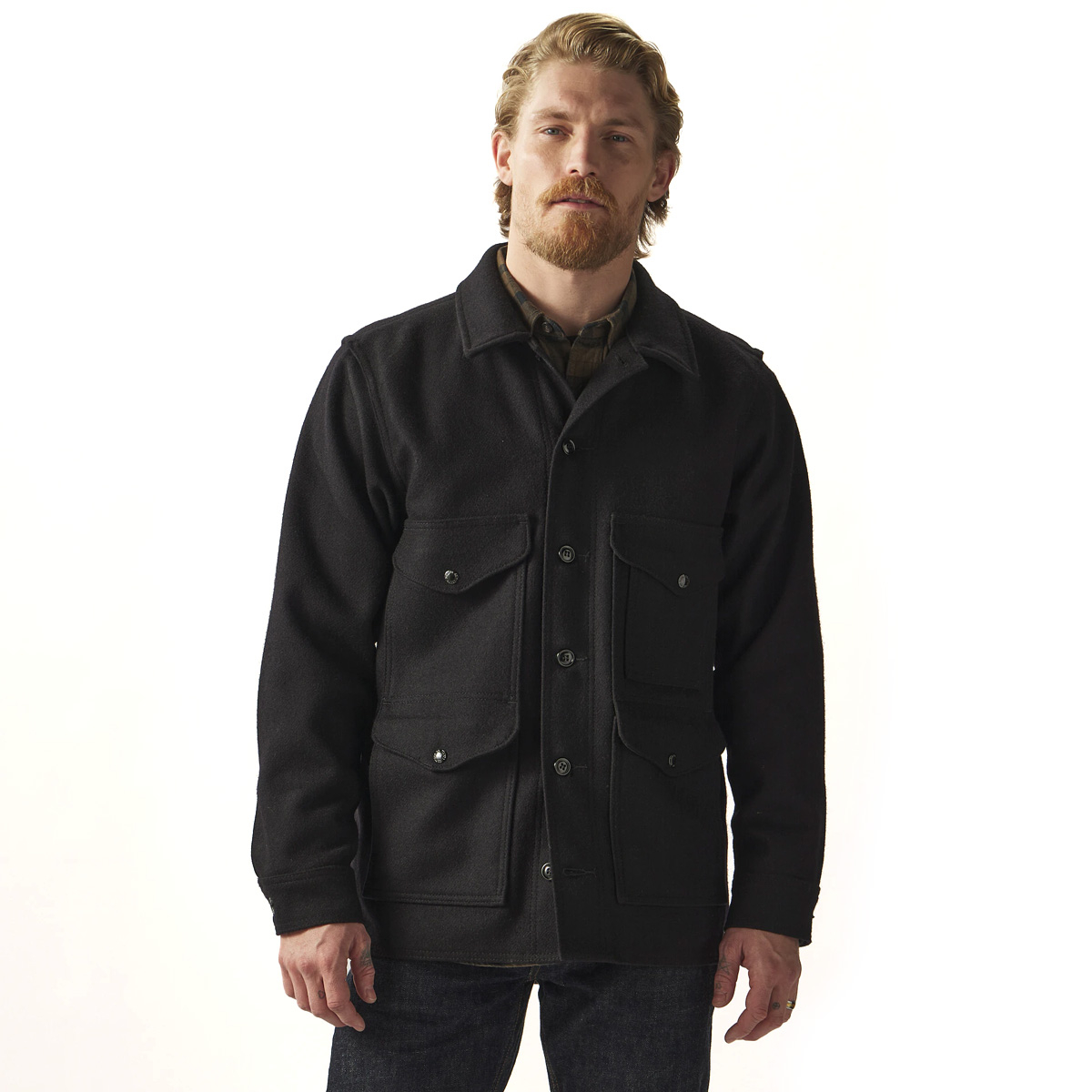 Filson Mackinaw Wool Cruiser Jacket Dark Navy, gestyled op model voor maat