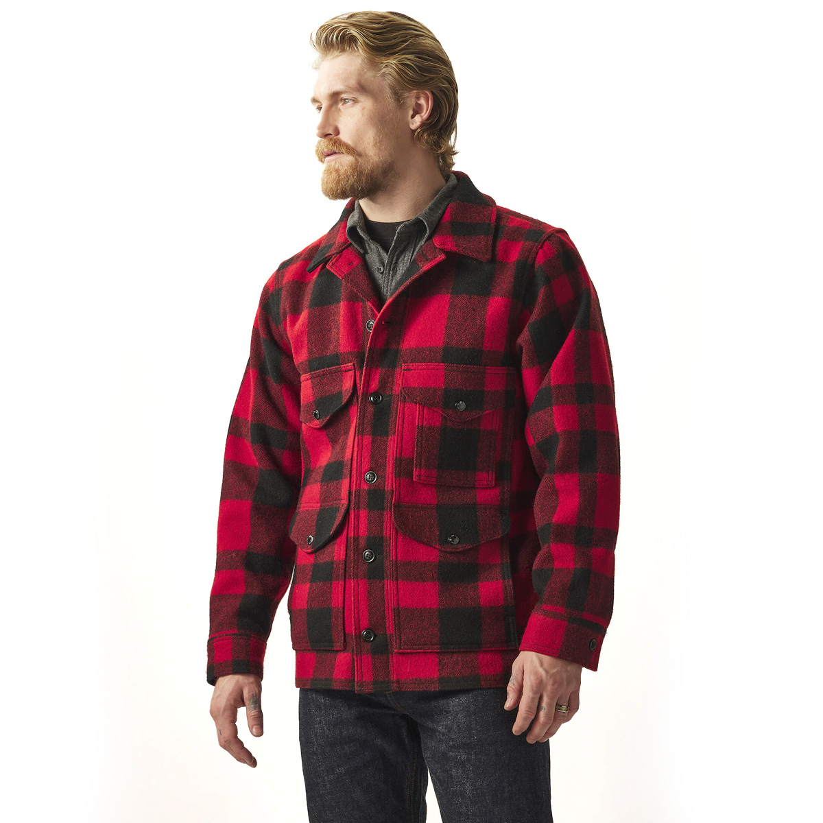 Filson Mackinaw Wool Cruiser Jacket Red/Black Plaid, gestyled op model voor maat