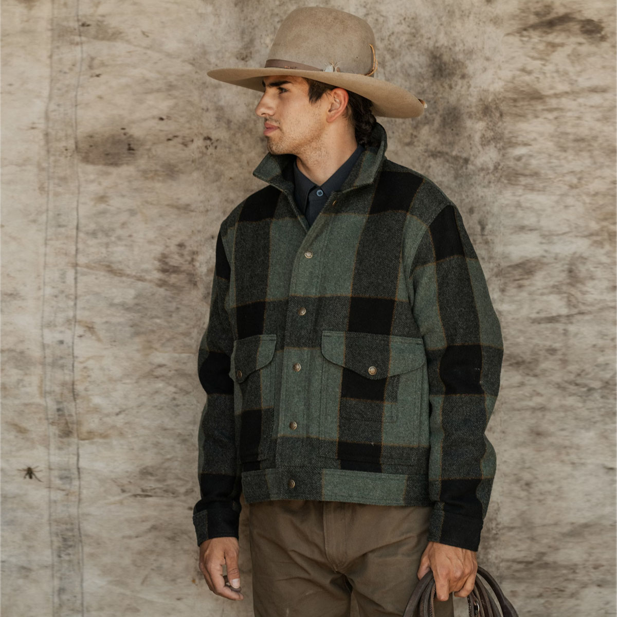 Filson Mackinaw Wool Work Graystone/Black Plaid, deze klassieke jas is een echt gereedschap voor elk buitenmens