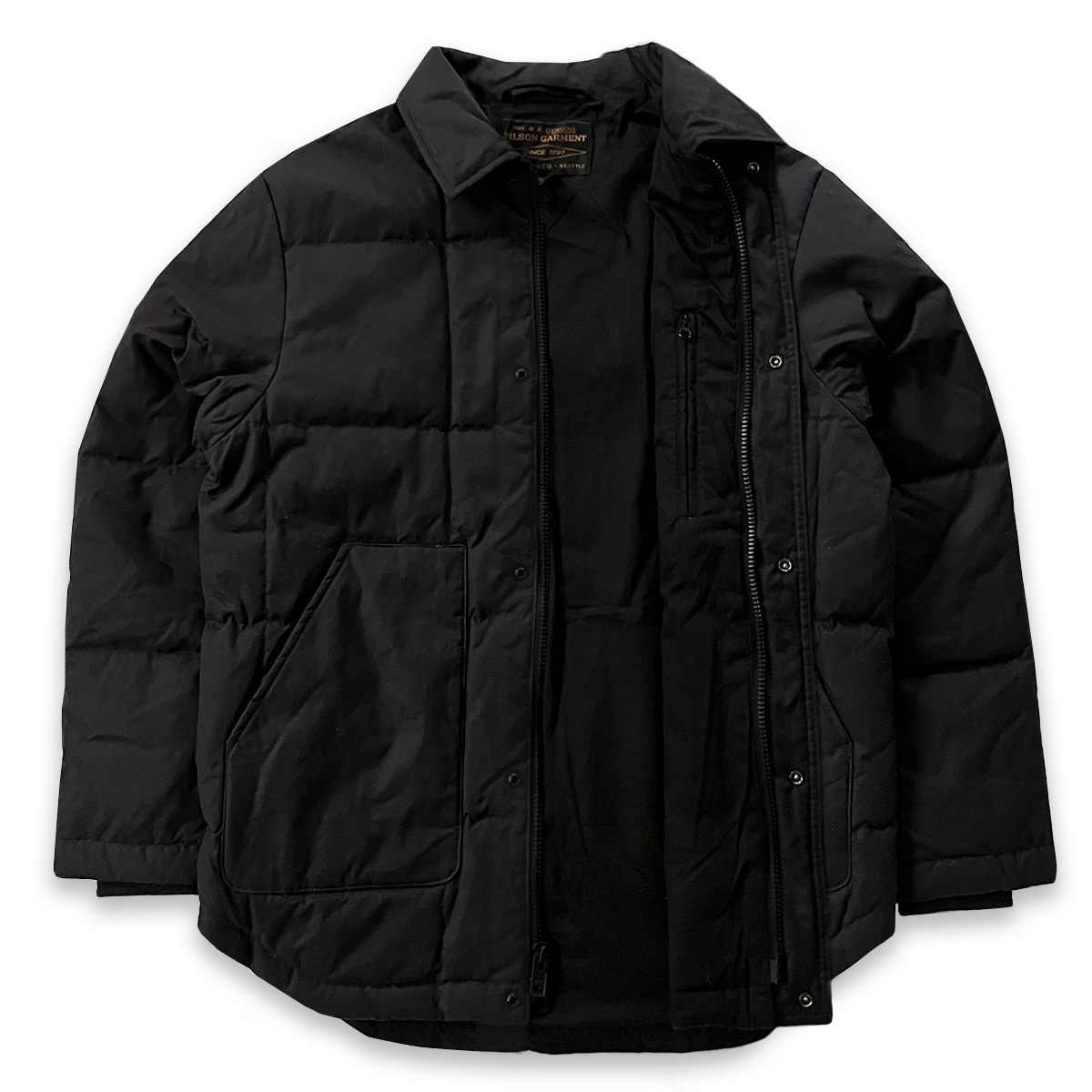 Filson Waxed Down Barn Coat Black Onyx, een wind- en waterafstotende, warme en veelzijdige donsjas