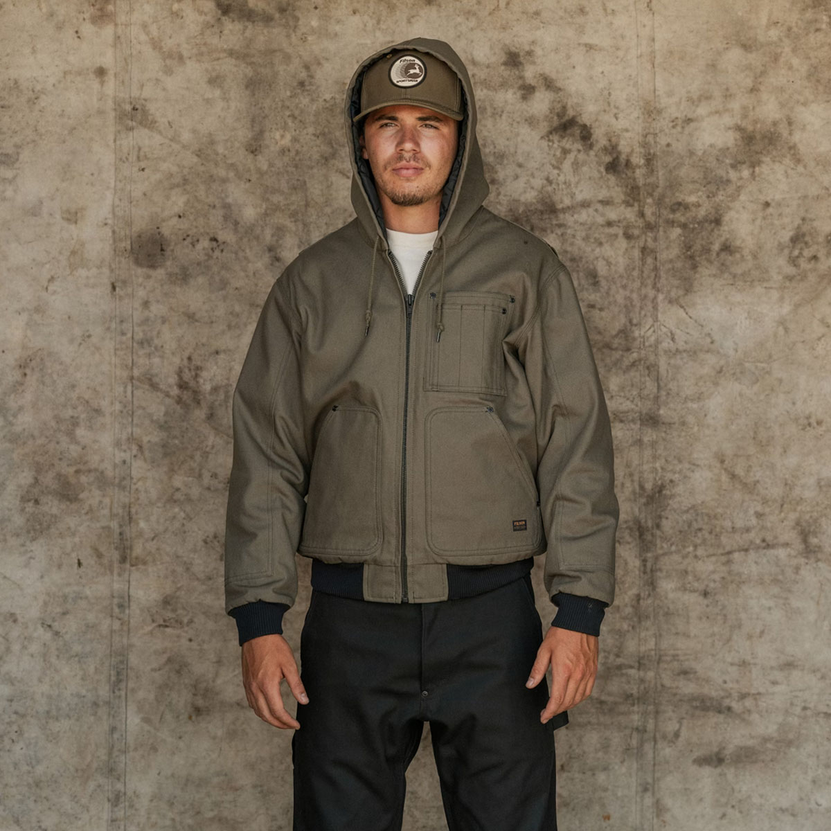 Filson Worksmith Insulated Bomber Jac Tarmac, met verstelbare capuchon met trekkoord voor een goede pasvorm en extra bescherming tegen de elementen