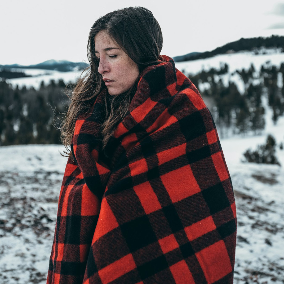 Filson Mackinaw Wool Blanket Red/Black Heritage Plaid, biedt warme en robuuste bescherming in de zwaarste omstandigheden