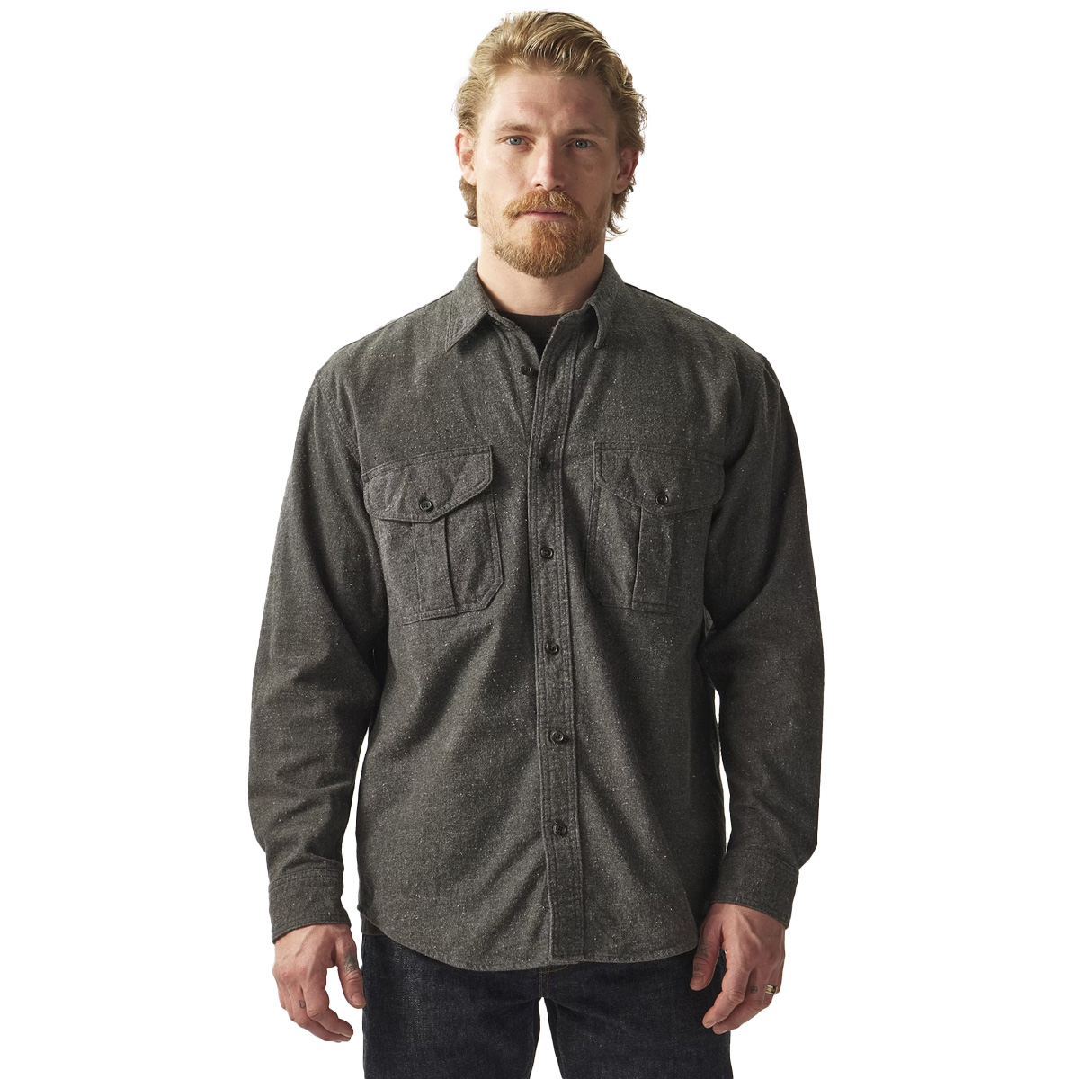 Filson Alaska Guide Shirt Dark Heather Gray, gemaakt van 8-oz. katoen flanel dat bekend staat om zijn unieke combinatie van duurzaamheid, zachtheid en warmte