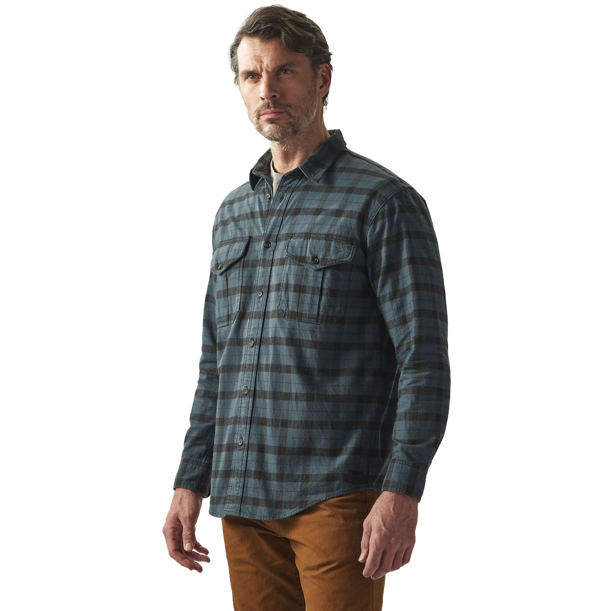 Filson Alaska Guide Shirt Midnight/Black, gemaakt van 8-oz. katoen flanel dat bekend staat om zijn unieke combinatie van duurzaamheid, zachtheid en warmte