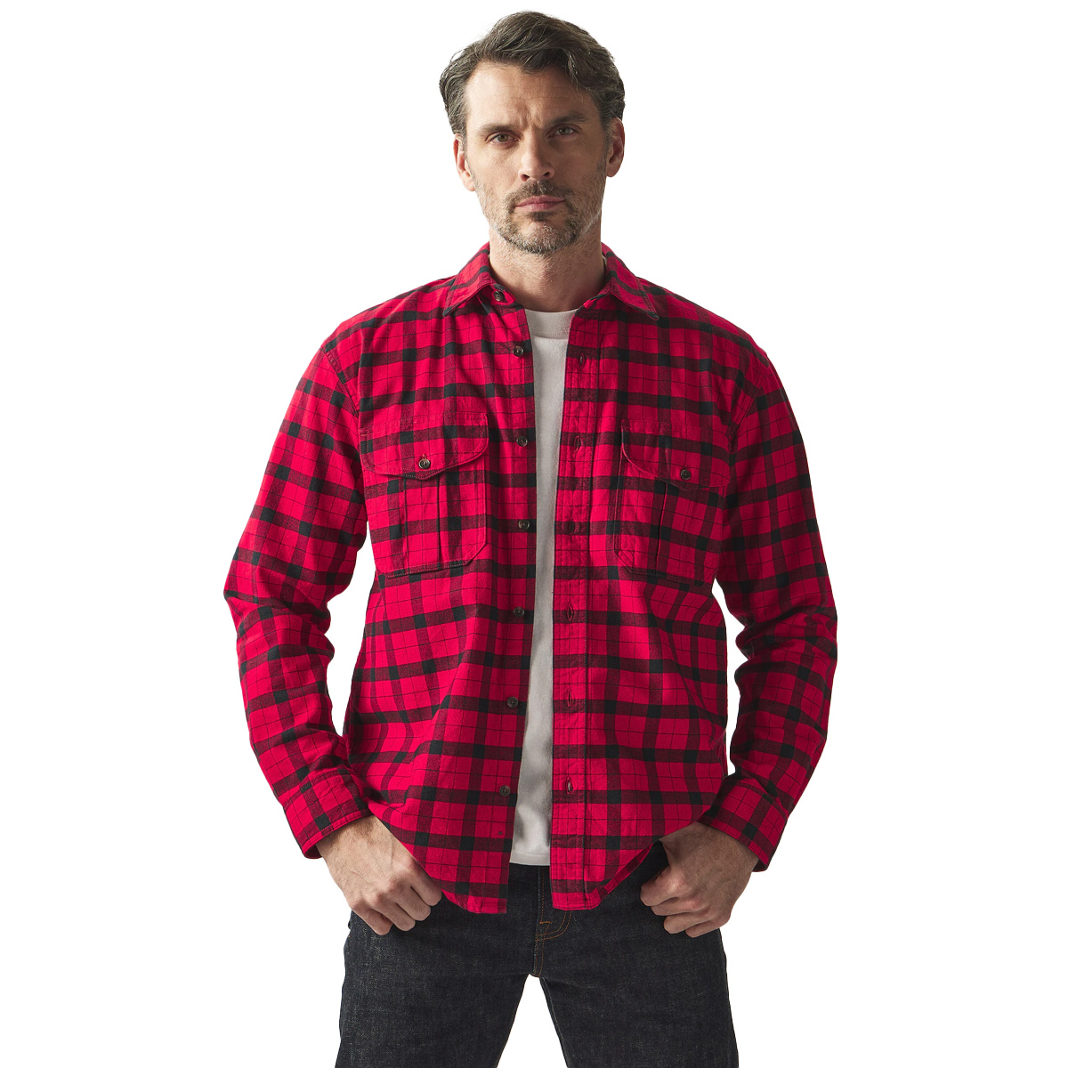 Filson Alaska Guide Shirt Red/Black Plaid, gemaakt van 8-oz. katoen flanel dat bekend staat om zijn unieke combinatie van duurzaamheid, zachtheid en warmte