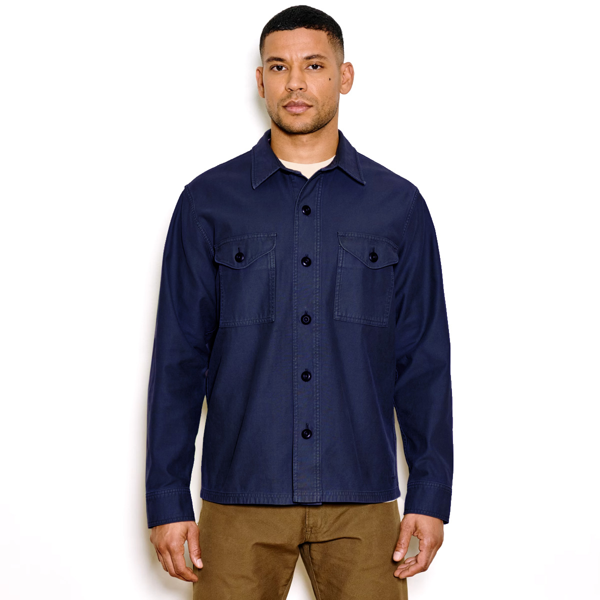 Filson Field Jac-Shirt Blue Mussel, gemaakt van sterke 100% katoen met een reverse satijnbinding, glad aan de binnenkant voor gemakkelijk layeren