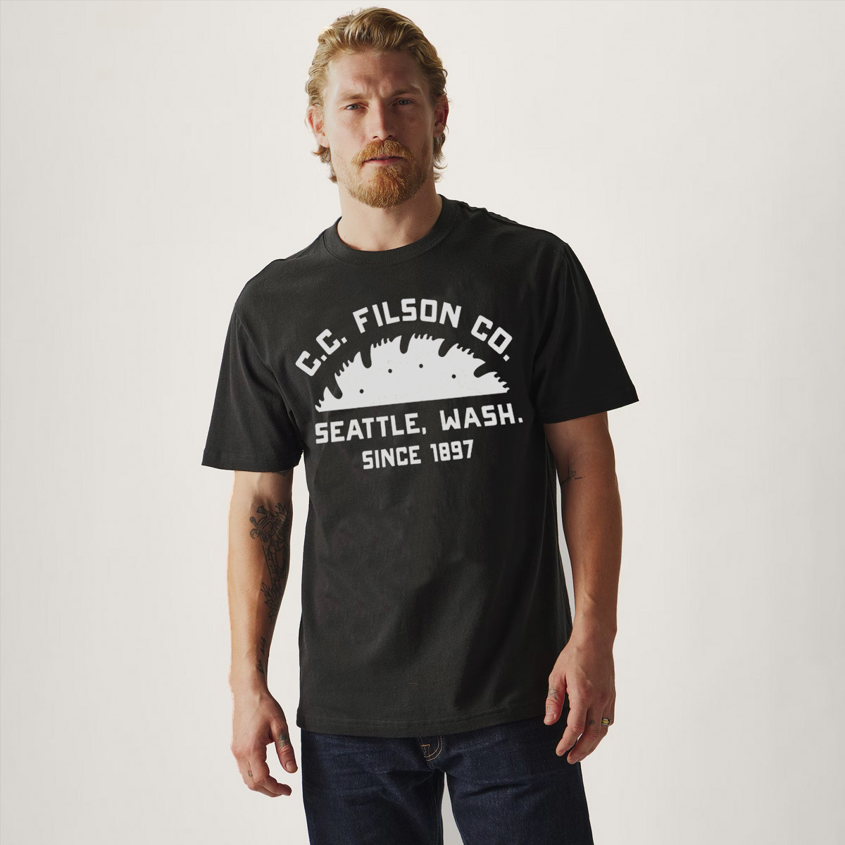 Filson Seattle Graphic T-Shirt Black, gemaakt van 100% katoen met textuur, structuur en een comfortabel gevoel