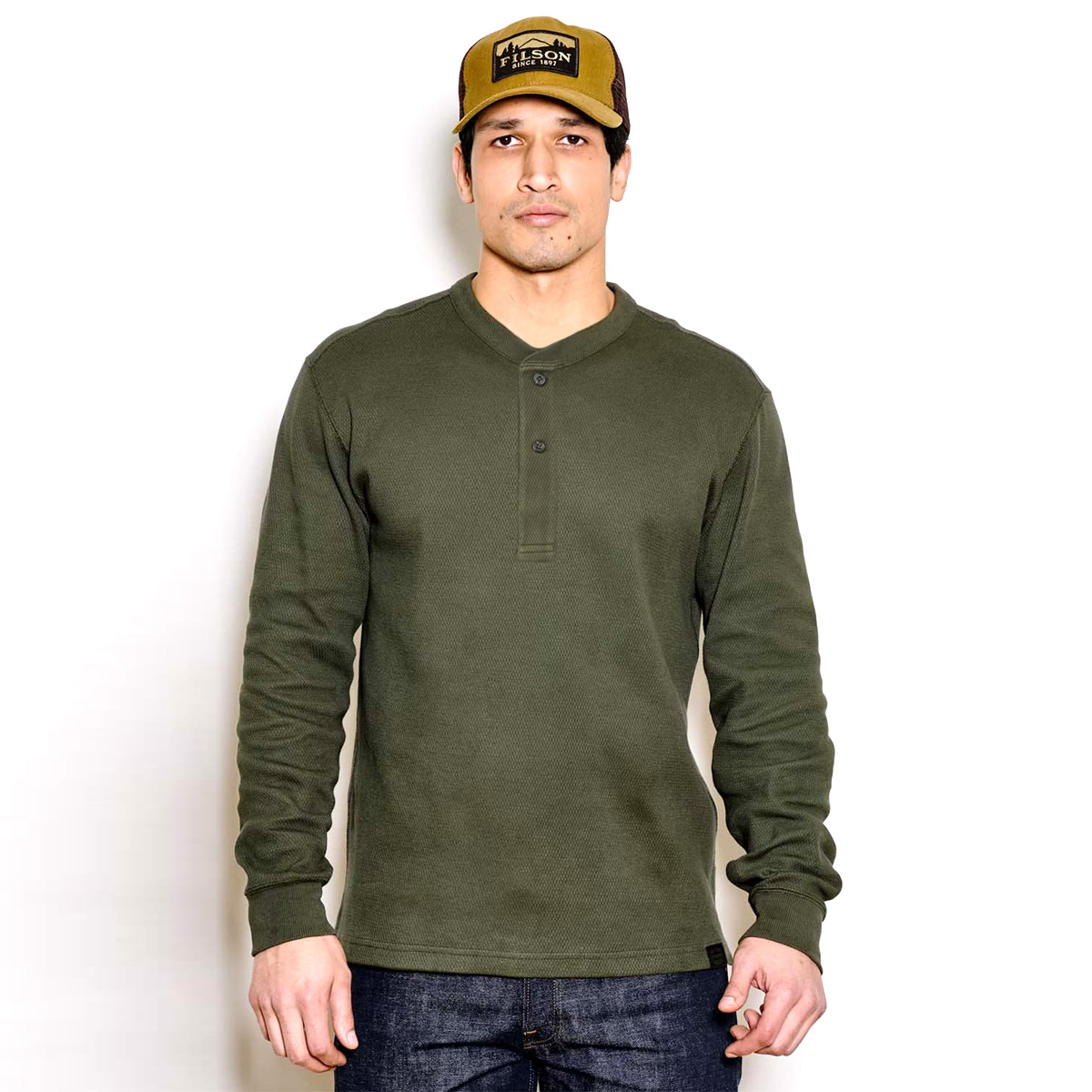 Filson Waffle Knit Henley Mossy Rock, gestyled op model voor maat