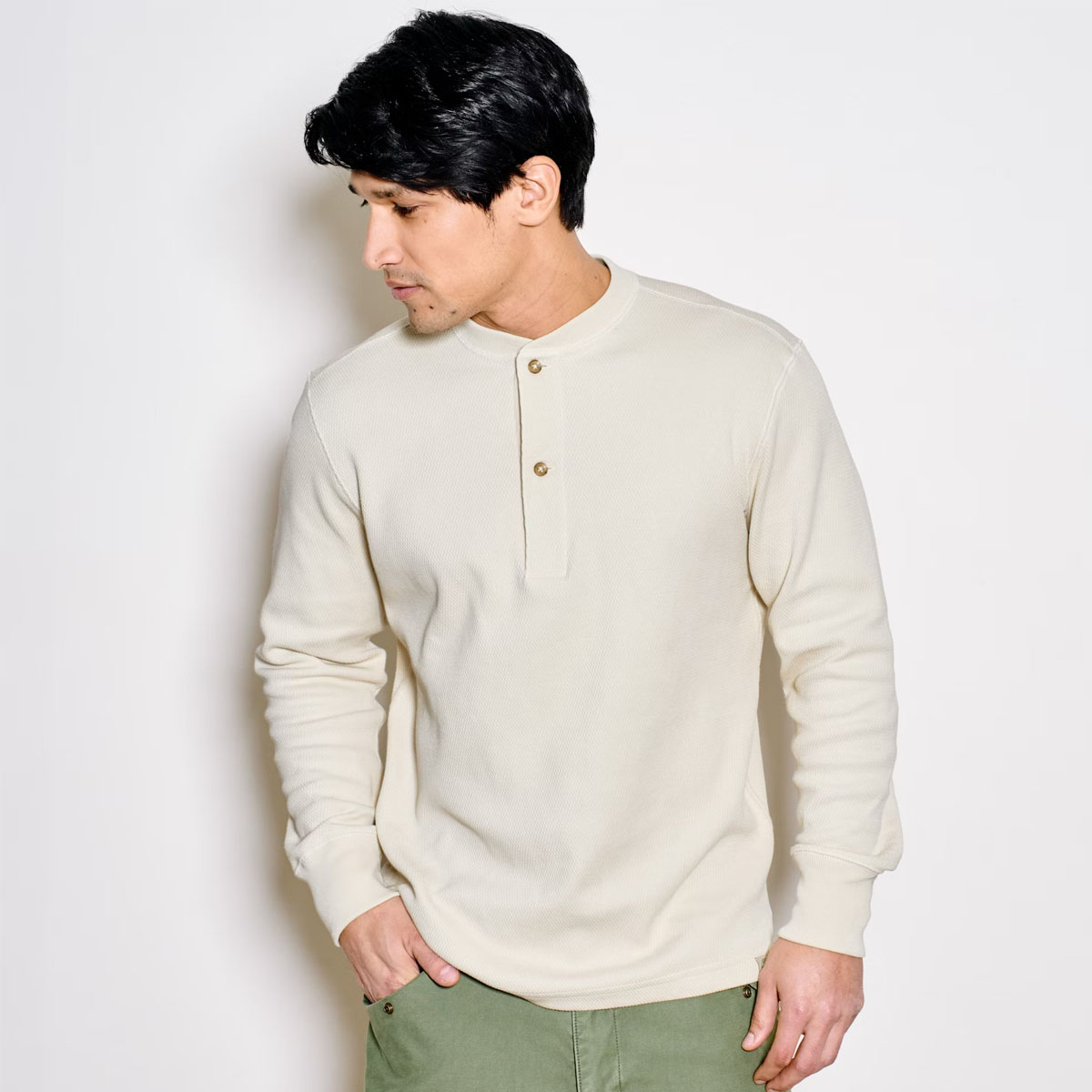 Filson Waffle Knit Henley Sand, gestyled op model voor maat