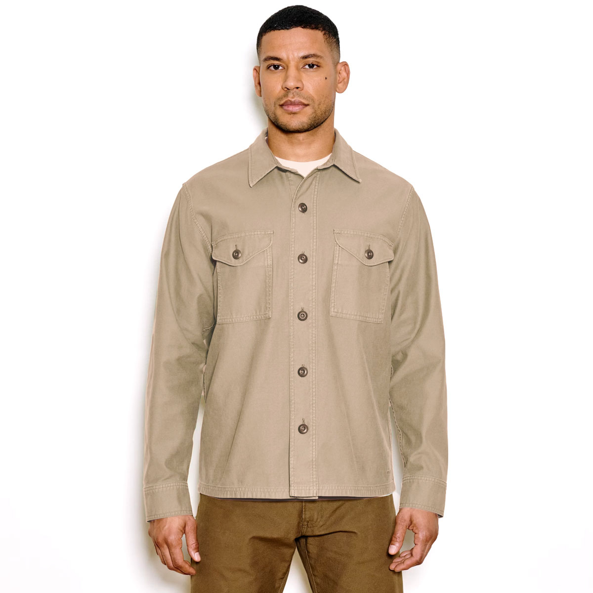 Filson Field Jac-Shirt Gray Khaki, gemaakt van sterke 100% katoen met een reverse satijnbinding, glad aan de binnenkant voor gemakkelijk layeren