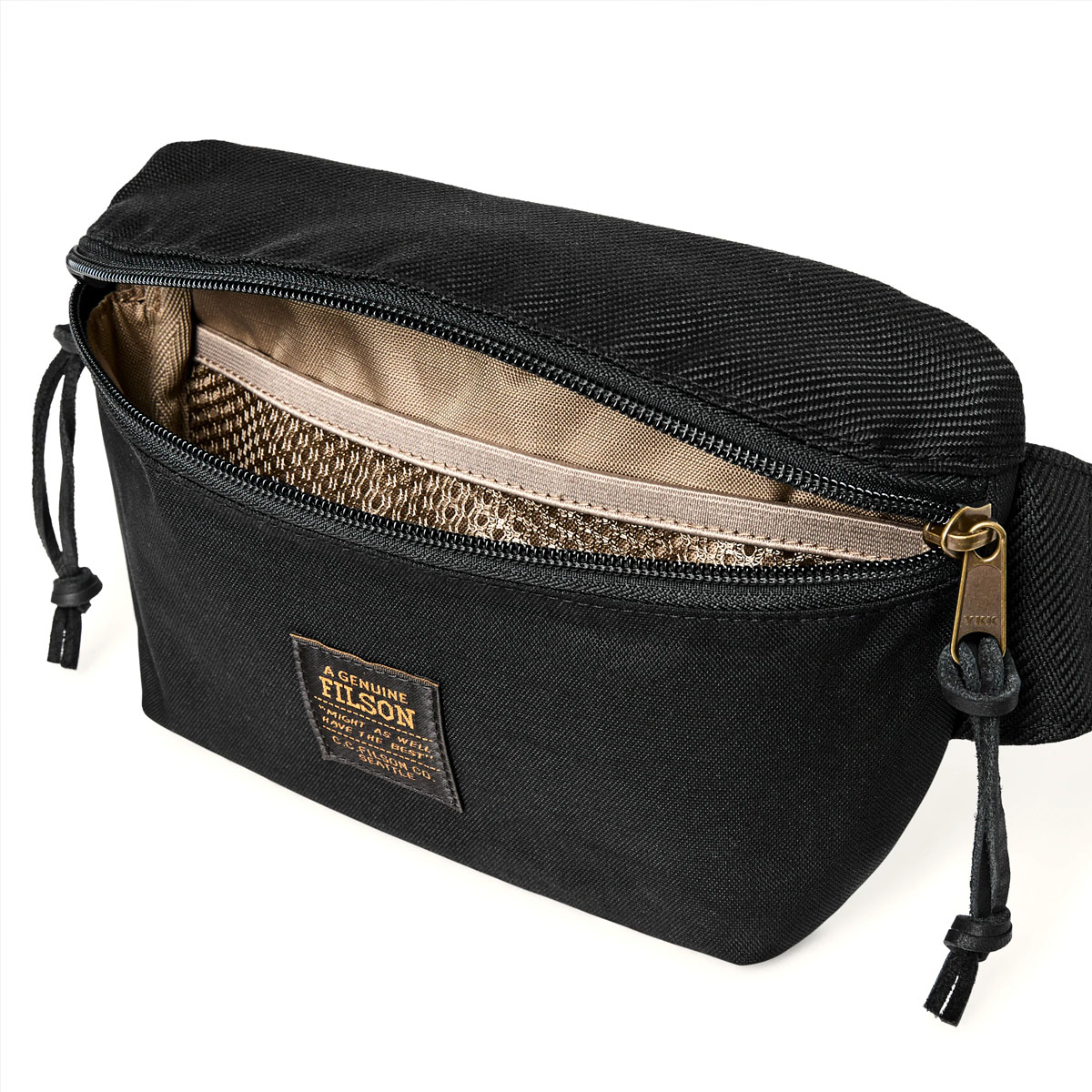 Filson Surveyor Crossbody Pack Black, gevoerd interieur met lichtgewicht ripstop nylon en voorzien van een mesh devider