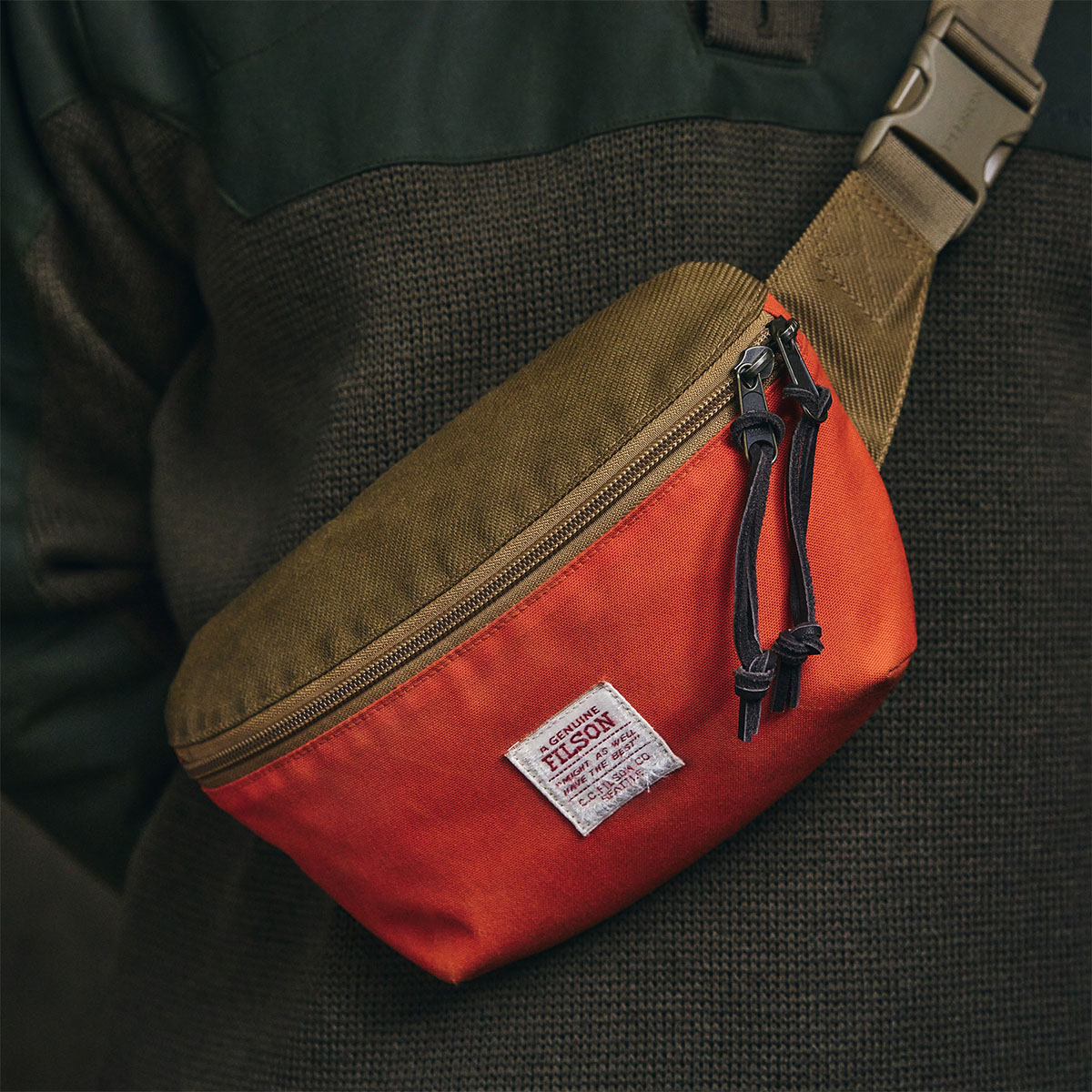 Filson Surveyor Crossbody Pack Dark Tan/Flame, gemaakt van sterk Cordura® nylon