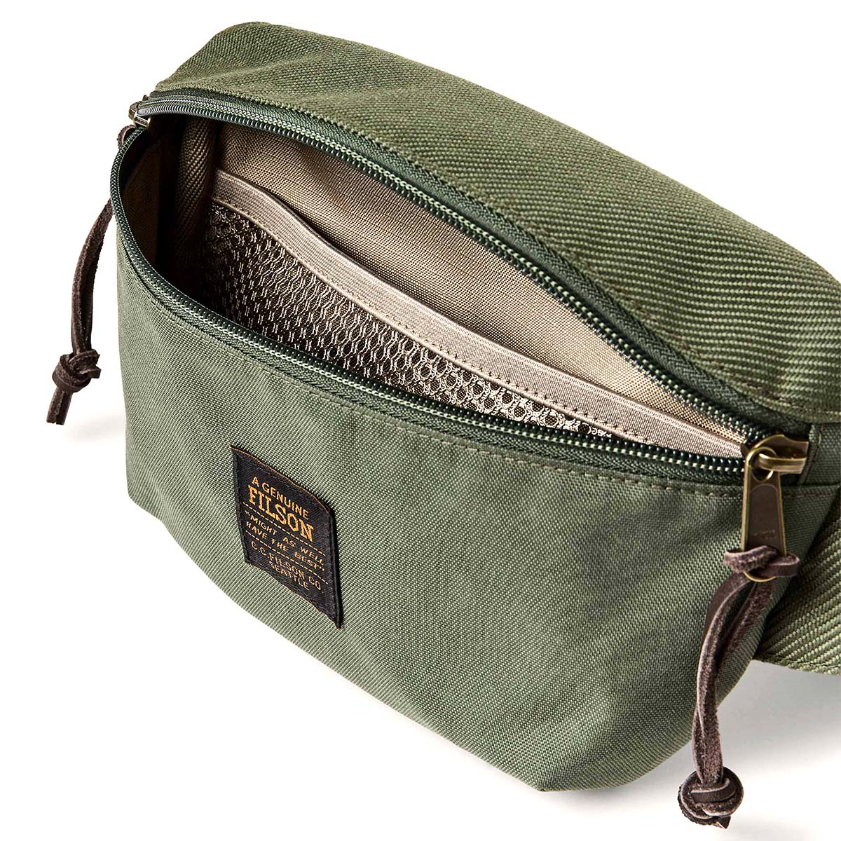 Filson Surveyor Crossbody Pack Service Green, gevoerd interieur met lichtgewicht ripstop nylon en voorzien van een mesh devider