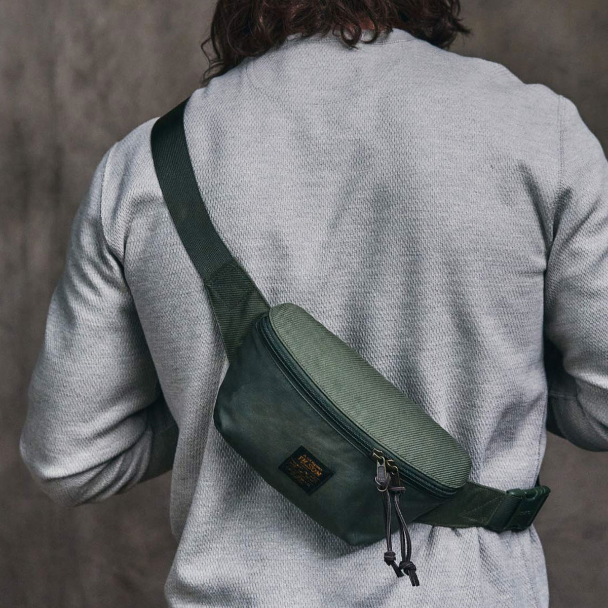 Filson Surveyor Crossbody Pack Service Green, gemaakt van sterk Cordura® nylon