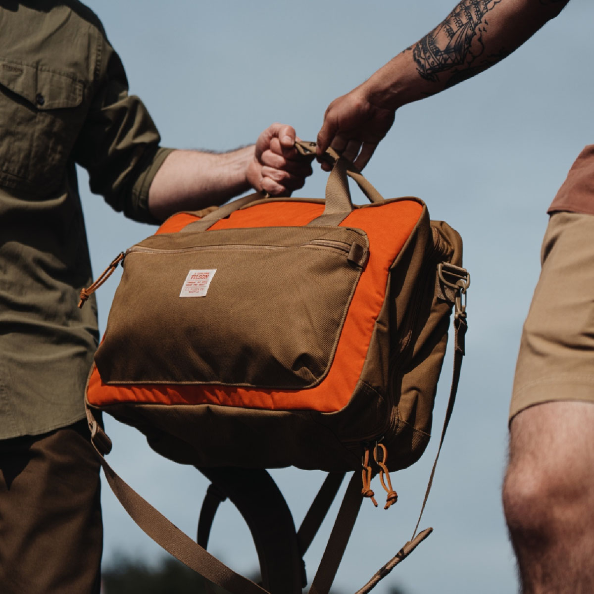 Filson Surveyor Pullman Pack Dark Tan/Flame, duurzame en veelzijdige reistas voor een lang weekend weg of meer