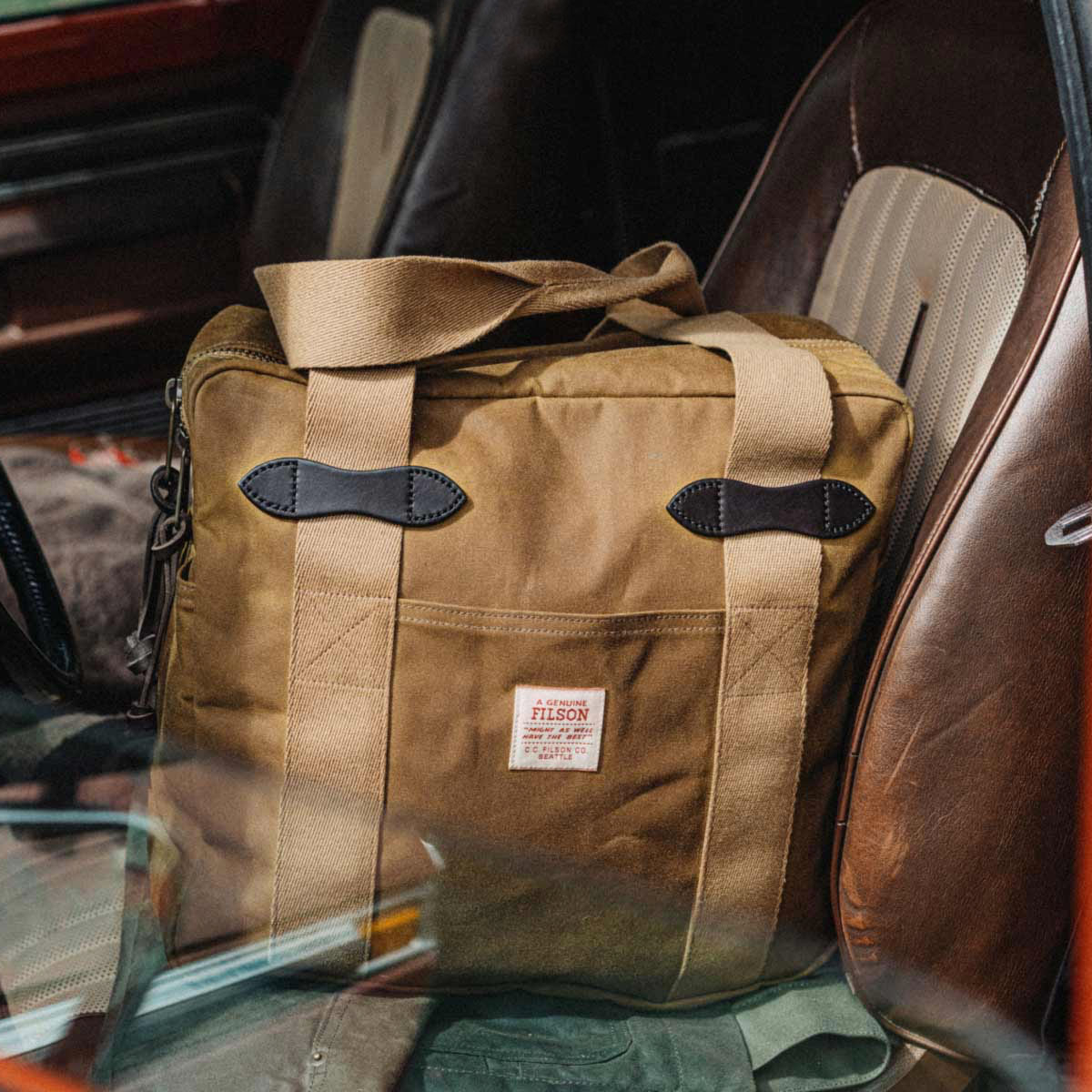 Filson Tin Cloth Tote Bag With Zipper Dark Tan, om naast je lichaam te dragen of comfortabel aan je schouder