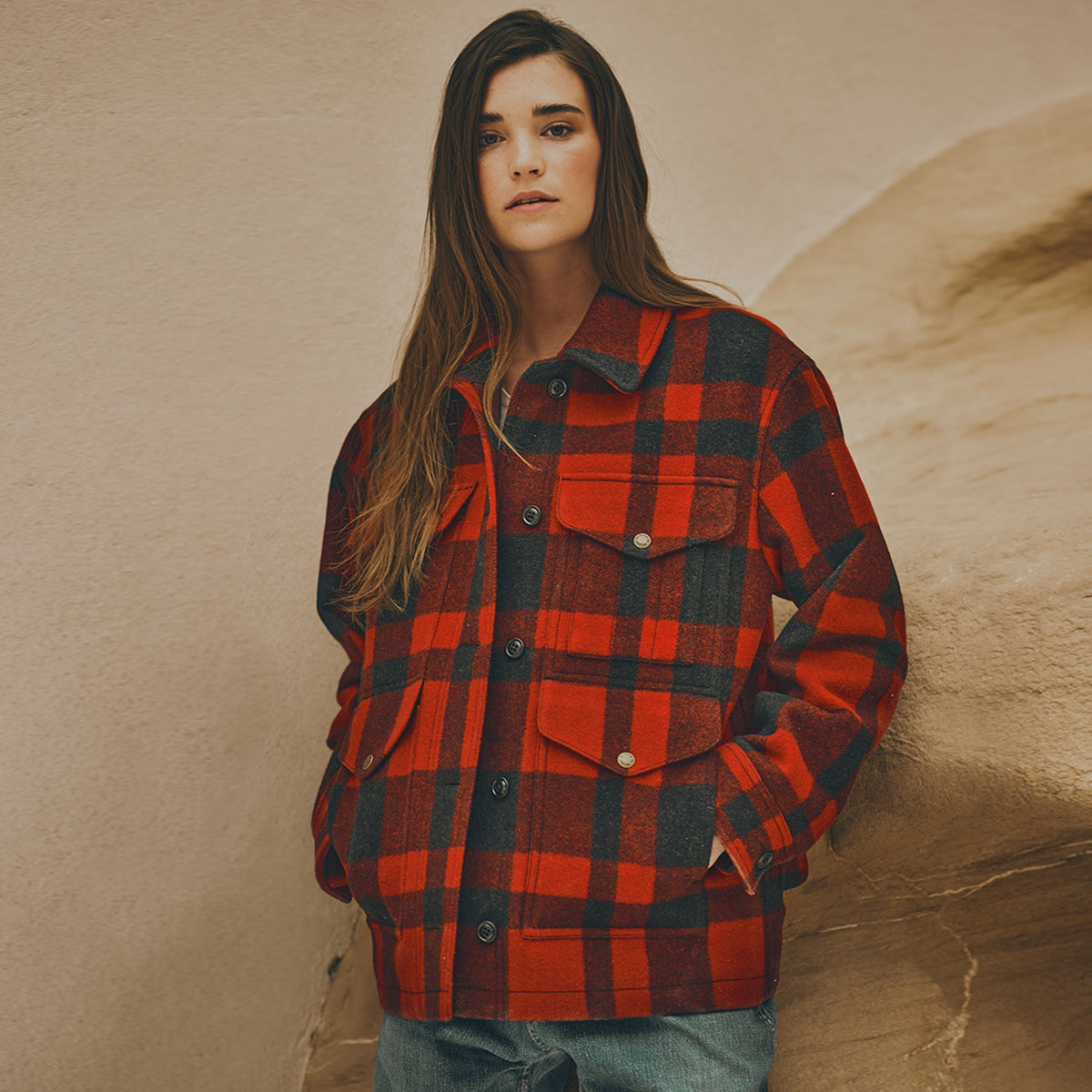 Filson Women's Mackinaw Cruiser Red/Black Plaid, klassieke wollen jas gemaakt van uiterst duurzame, regenafstotende 100% Mackinaw Wol