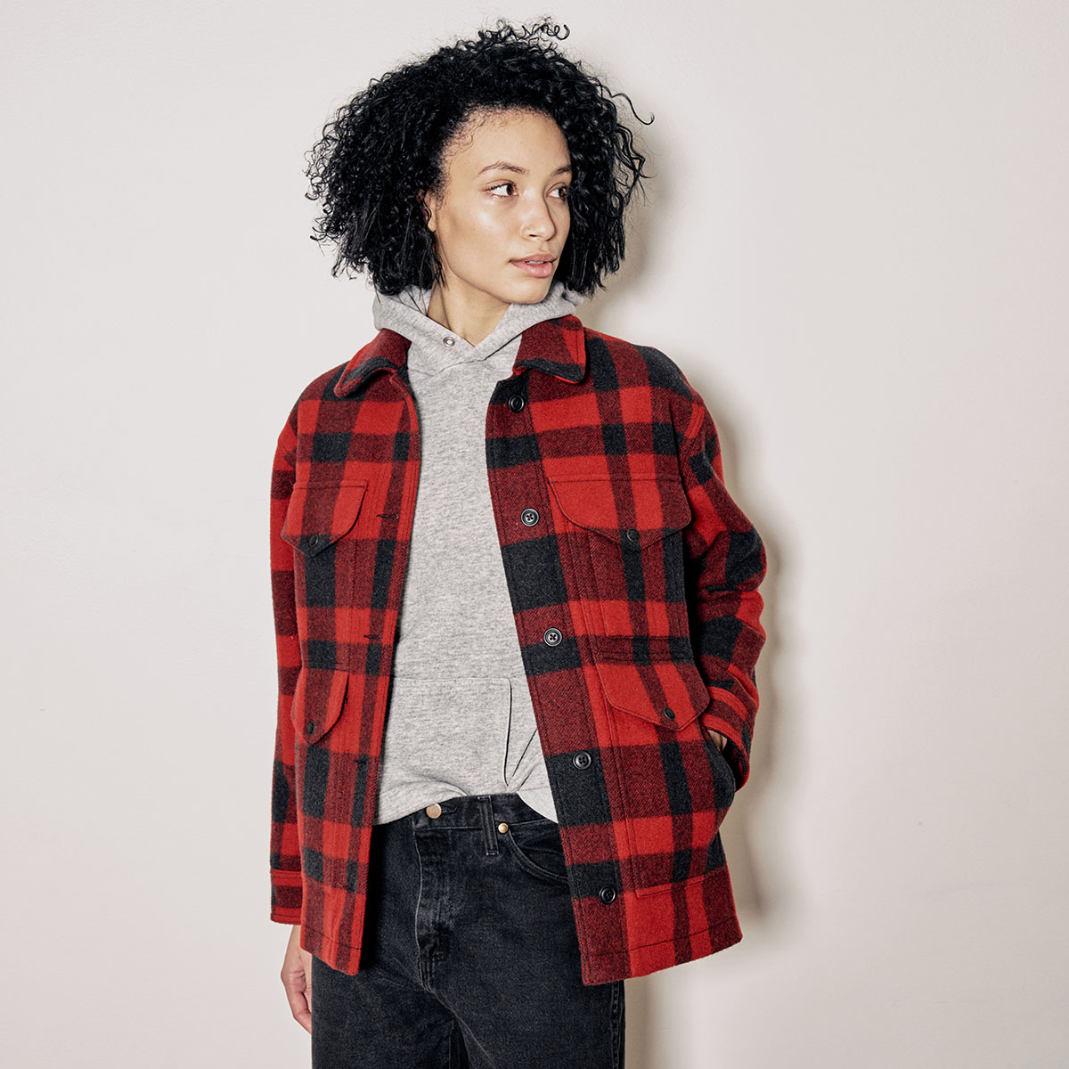 Filson Women's Mackinaw Cruiser Red/Black Plaid, stoere look met cruiser-lengte snit