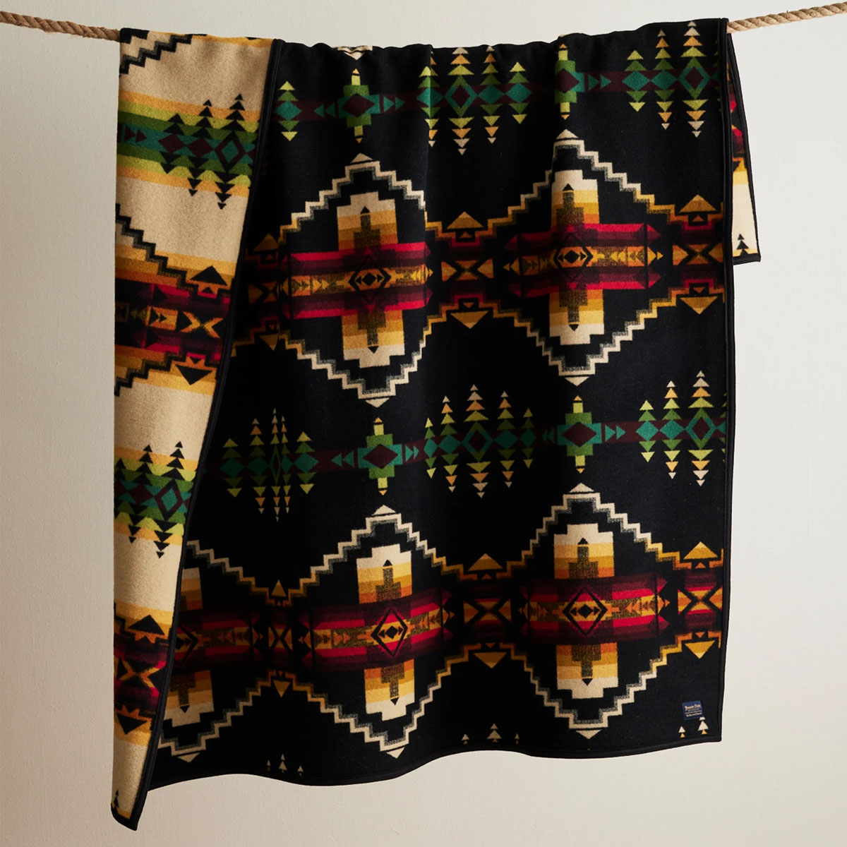 Pendleton Jacquard Napped Blanket Robe Four Corners, perfect over een tweepersoonsbed, kan worden gebruikt voor wandkleden of gewoon om op de bank onder te kruipen