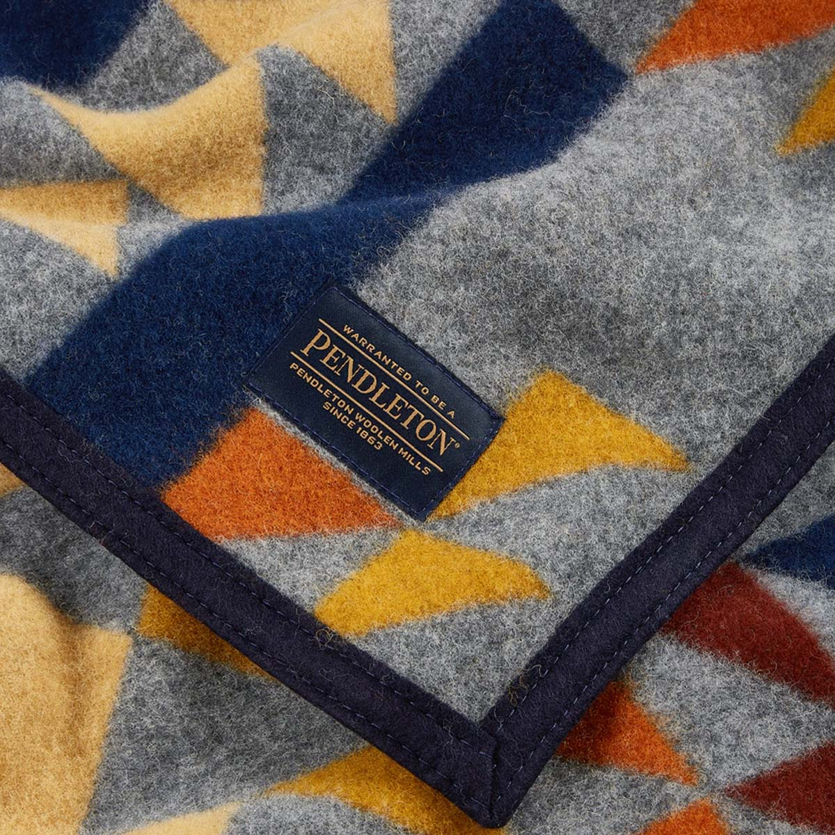 Pendleton Jacquard Napped Throw Blanket Smith Rock/Grey Mix, dekens perfect voor over het bed, voor picknicks, kamperen of lekker binnen zitten