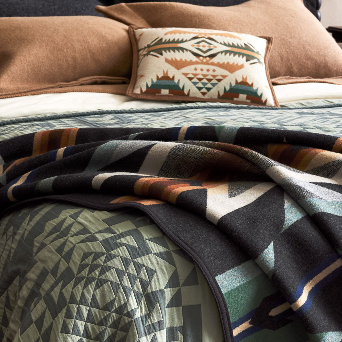 Pendleton Jacquard Unnapped Robe Wyeth Trail Oxford, dekens perfect om over een bed te draperen, voor picknicks, op de camping of om binnenshuis op te krullen op de bank