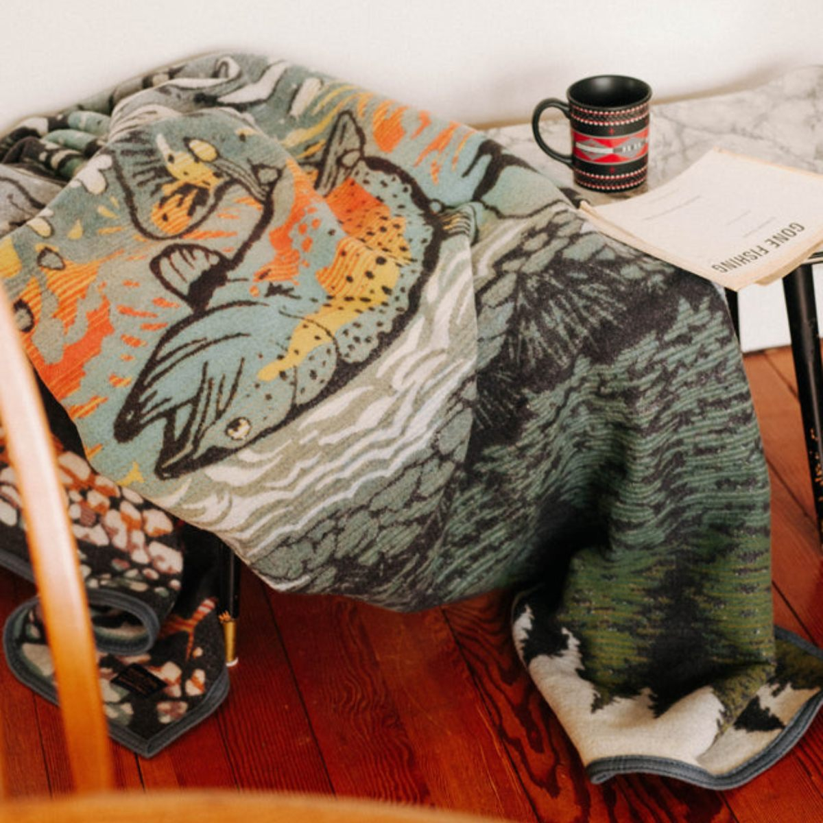 Pendleton Jacquard Napped Blanket Robe Salmon Falls, perfect over een tweepersoonsbed, kan worden gebruikt voor wandkleden of gewoon om op de bank onder te kruipen