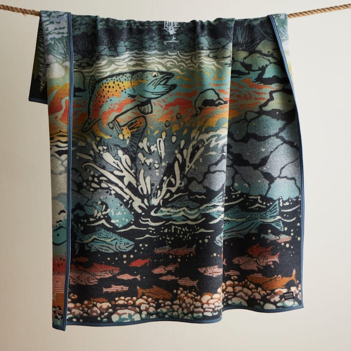 Pendleton Jacquard Napped Blanket Robe Salmon Falls, perfecte deken voor kille nachten