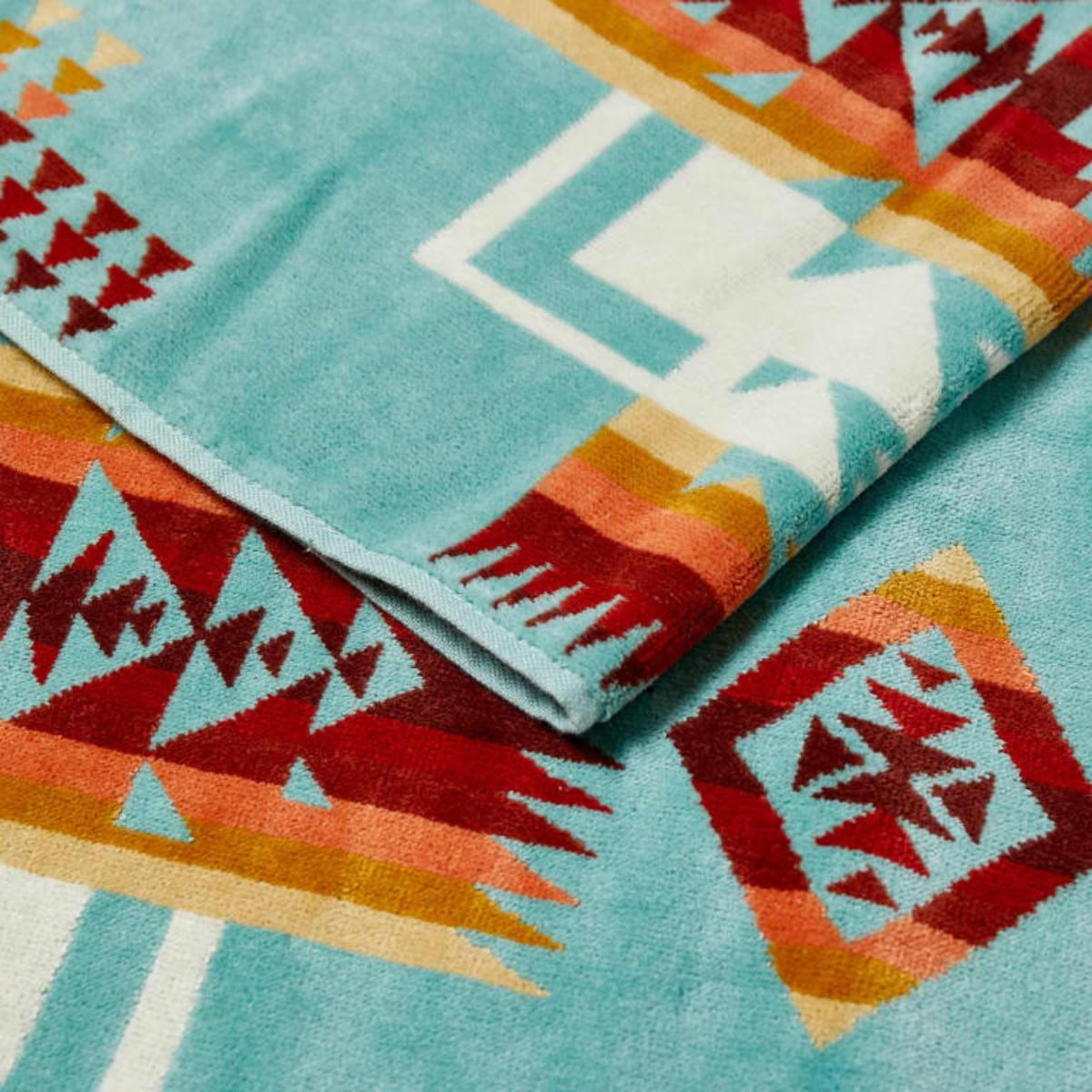 Pendleton Oversized Jacquard Spa Towel Chief Joseph Aqua, luxe handdoek waar je van zult houden voor op het strand, in het bubbelbad of bij het zwembad