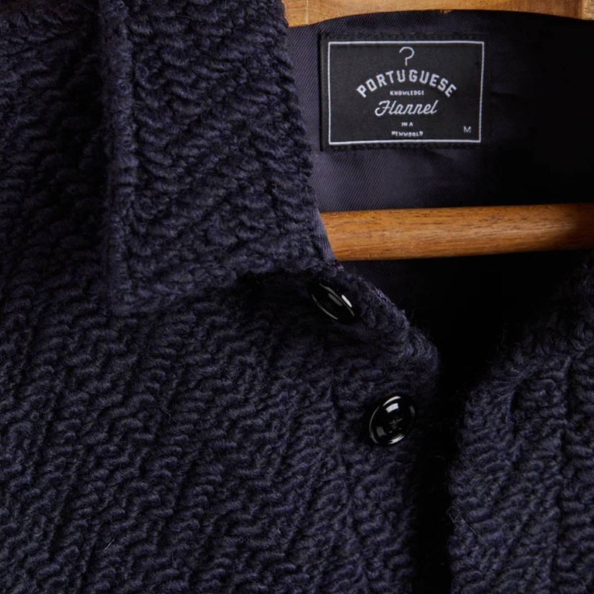 Portuguese Flannel Knitted Herringbone Overshirt Navy, gemaakt van de fijnste exclusieve stoffen