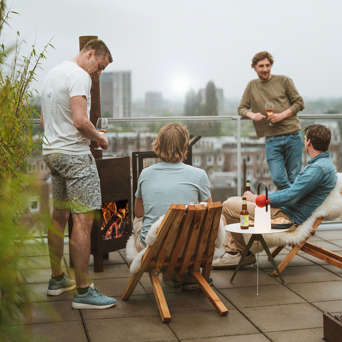 Weltevree Outdooroven, samen met vrienden genieten van buiten koken, warmte en sfeer